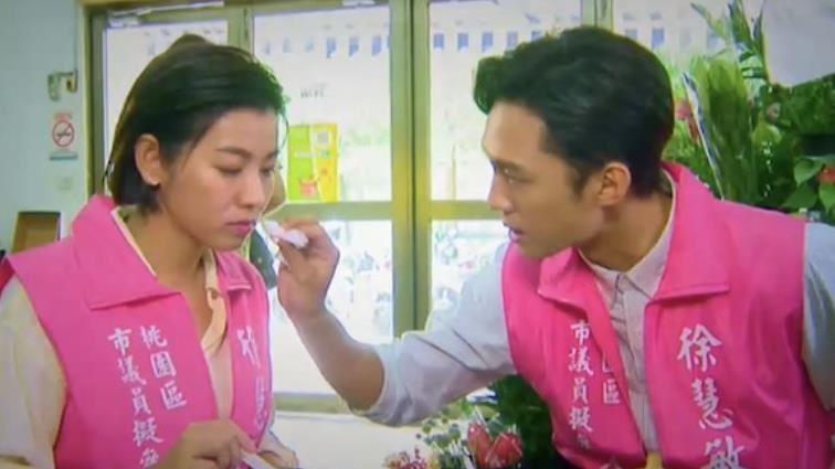 美女候選人同框帥助理　被拍親密互動