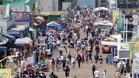 加州解封  觀光景點出現人潮美國加州6月15日解除防疫警戒，經濟全面重啟，觀光景點聖塔蒙尼加碼頭，出現國內旅遊的人潮。中央社記者林宏翰洛杉磯攝  110年6月16日