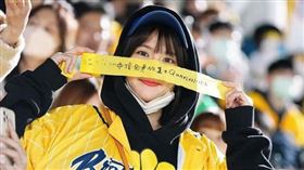 兄弟在峮峮家鄉封王（圖／翻攝自峮峮IG）