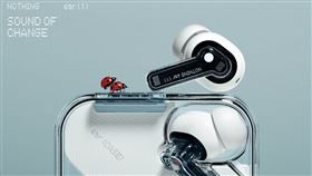 大玩透明風格設計的Nothing ear (1)自海量玩色風潮耳機中脫穎而出