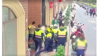 按喇叭引戰！他持刀作勢傷人、怒譙警
