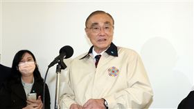 馮世寬立院外交及國防委員會列席並備詢退輔會主委馮世寬（右）2日到立法院外交及國防委員會列席並備詢，會前媒體詢問對民進黨立委高嘉瑜被男友施暴的看法；他說，「跟我沒有關係，我從來沒打過我太太。」中央社記者郭日曉攝  110年12月2日