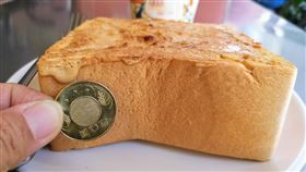 點厚片吐司！他一量傻眼：午餐不用吃了　圖／翻攝自爆廢公社二館