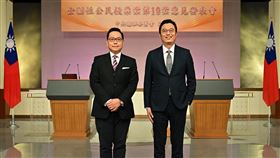 「公投綁大選」公投案正方代表包正豪，反方代表洪偉勝。（
圖／中選會提供）

