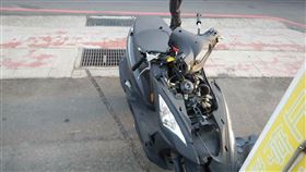 女駕駛鬼切進加油站　值勤警追撞慘死(圖/翻攝畫面)