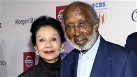 音樂製作人「黑人音樂教父」克拉倫斯·艾旺特（Clarence Avant）的比佛利山莊住家今天遭竊賊闖入，妻子賈桂琳身上有致命槍傷，送醫後宣告不治。（圖／美聯社／達志影像）