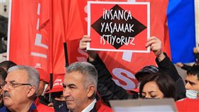 幣跌價漲土耳其工會抗議：要過像人的生活土耳其里拉崩跌、物價飆漲，引發民怨。土耳其進步工會聯盟（DISK）11月26日在安卡拉舊城區民族廣場抗議。一位民眾高舉「我們想要過像人的生活」看板。中央社記者何宏儒安卡拉攝  110年12月2日