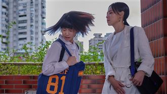整晚嗨爆流連網咖 女星深夜被警察抓