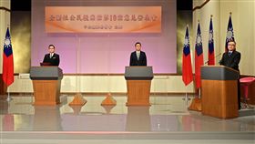 「公投綁大選」公投案正方代表包正豪，反方代表洪偉勝。（
圖／中選會提供）
