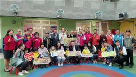 宜蘭五結將發千元幼童學習券宜蘭縣五結鄉長沈德茂（後右7）2日宣布，為彌補幼童學習落差，鄉公所特別編列預算，針對全鄉2000多名符合資格幼童發放「學齡前幼兒『疫』起守護學習券」（聯合勸募愛心禮券100元10張），預計4日起陸續發放。（五結鄉公所提供）中央社記者沈如峰宜蘭縣傳真  110年12月2日