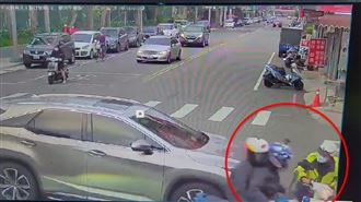 警迴轉遭直行車撞　他怒：穿制服無敵