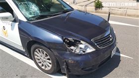 台北市李姓技工駕駛巡邏車返廠維修時，闖紅燈撞傷陳姓女騎士。（圖／翻攝畫面）