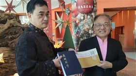 尋絕版書26年  台東飯店圖書室意外發現（1）書法家羅浩銓（左）尋找已絕版書法學刊「廣碑別字」長達26年，在中港澳及台灣各處遍尋不著，卻在台東鹿鳴溫泉酒店意外發現，他也隨即前往酒店借閱，並依約於2日歸還給飯店創辦人潘永豐（右）。中央社記者盧太城台東攝  110年12月2日