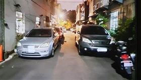 ▲台中狹窄巷弄成「停車場」。（圖／翻攝自「爆怨公社」臉書）