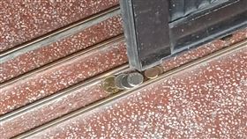 銅板,外送,奧客,門口,溝槽(翻攝自 外送員的奇聞怪事) 