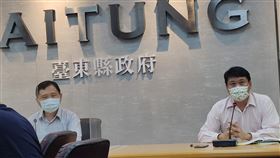 台東縣府宣布  非市區山林海濱活動可免口罩台東縣政府秘書長盧協昌（右）7日宣布，除農、林、漁、牧者於空曠處不需戴口罩外，市區或聚落以外的山林或海濱活動，例如，金城武樹、伯朗大道、多良火車站、森林公園、海濱公園、杉原海水浴場等，也開放不戴口罩，不過因熱門景點鐵花村聚落則因位在市區，仍需戴口罩。中央社記者盧太城台東攝  110年10月7日