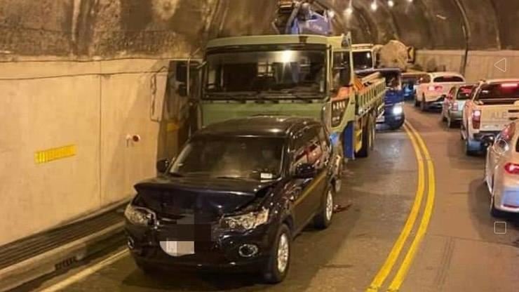 花蓮崇德隧道大貨車追撞3車　大塞車