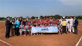永靖國中棒球隊和頂新和德文教基金會創辦人魏應充。（圖／頂新和德文基金會提供）