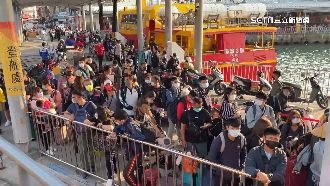 小琉球迎王祭登場！搶搭船人潮塞爆