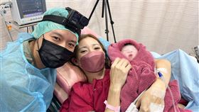 林叨囝仔不到10秒時間就產下6寶妹。（圖／翻攝自林叨囝仔 The Lins` Kids臉書）
