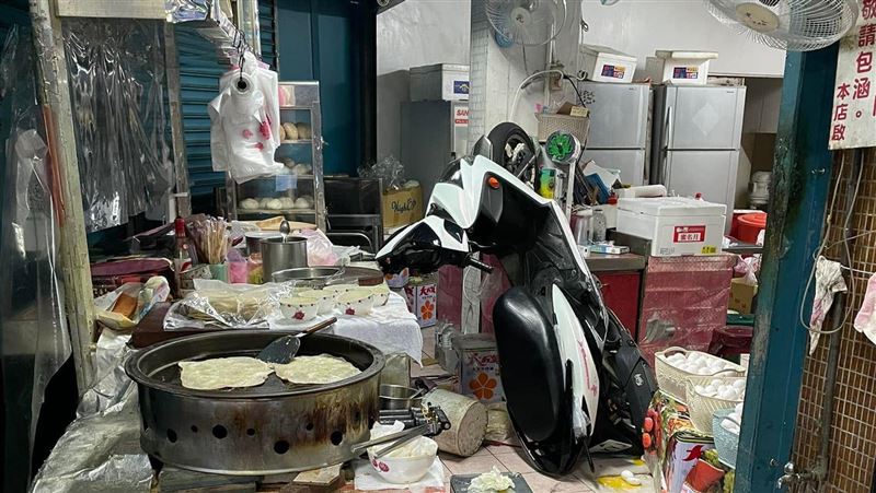 太想吃蛋餅！機車爆衝「插隊內用」