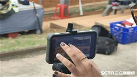 ▲少棒賽場邊都有家長隨隊做直播。（圖／記者林辰彥攝影）