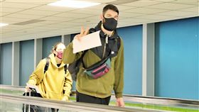 新歸化籃球洋將阿提諾抵台（1）台灣籃壇歸化洋將阿提諾（William Artino）（中）2日晚間搭機抵台，接下來將直接入住台北的防疫旅館，展開檢疫隔離期。中央社記者吳睿騏桃園機場攝  110年12月2日