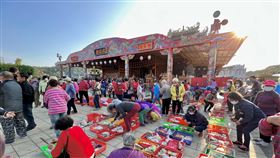 小琉球迎王平安祭前夕  代天府前供品犒軍（1）3年1科的小琉球迎王平安祭典3日起將登場，祭典前3天會在代天府進行法會，2日是法會最後一天，許多民眾在代天府廣場前擺放供品以「犒軍」。（鄉民提供）中央社記者郭芷瑄傳真  110年12月2日