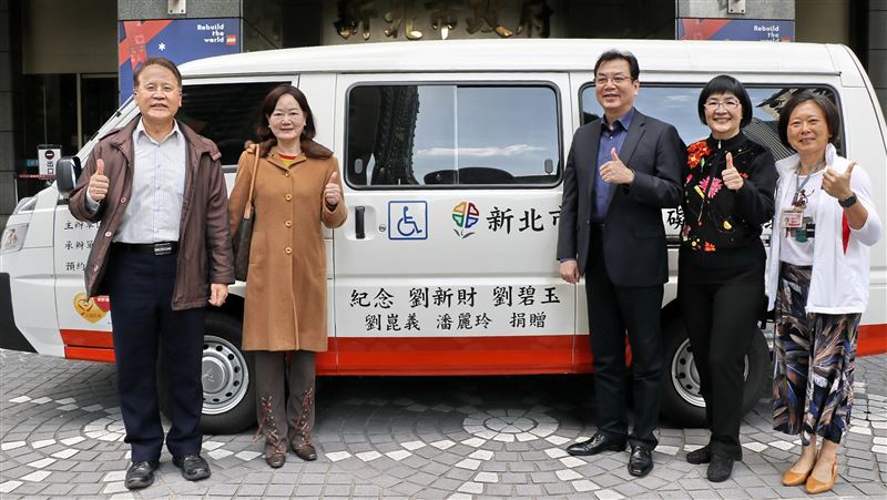 副教授感念父母　購復康巴士捐新北