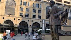 南非衛生研究團隊2日表示，與COVID-19目前主要變異株Delta和Beta相比，新變異株Omicron的再感染率高3倍。圖為南非約翰尼斯堡民眾戴口罩行經曼德拉紀念廣場。（圖／中新社）
