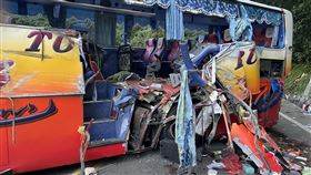 遊覽車蘇花公路撞山壁　車身破大洞新北市新店區復興里舉辦自強活動，16日下午回程時遊覽車在台9線蘇花公路115公里處意外撞上山壁，遊覽車車身破了大洞，目前已有6人死亡、多人輕重傷。（讀者提供）中央社記者王朝鈺傳真  110年3月16日