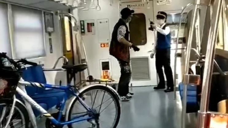 男亂放自行車被勸不爽　朝女車長揮拳