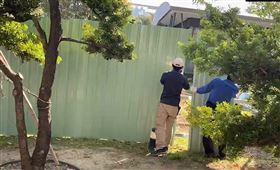 顏家拆違建動工！搭圍籬、重機具進駐（圖／翻攝畫面）