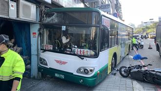 新莊公車撞騎樓　波及19機車無人傷