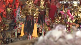 柯大堡坐在最豪華的車子