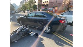 雙黃線迴轉撞機車！她遭奪命　肇事者痛哭