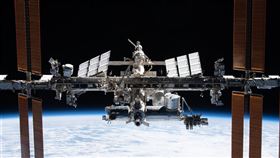 國際太空站（圖）可能於2030年前退役，NASA 2日批准億萬富豪貝佐斯旗下藍源公司等3家民營公司總計逾4億美元開發合約，將發展民營商用。（圖／翻攝自twitter.com/space_station）
