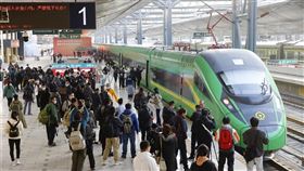 中寮鐵路3日通車。圖為11月26日中寮鐵路舉行試乘體驗採訪活動，民眾在昆明站準備乘車。（圖／中新社）
