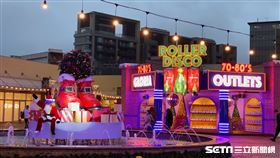 桃園華泰名品城今年打造美式復古耶誕村。（圖／記者馮珮汶攝）