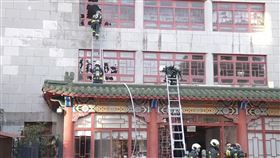  國立台灣工藝研究發展中心台北當代工藝設計分館3樓竄出火煙。（圖／翻攝畫面）