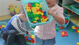 幼稚園,男童,女童,玩耍,裙子,幼兒園,上學,家長,爸爸,媽媽,示意圖/Pixabay