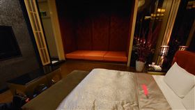 紅色小床,摩鐵,枕頭(翻攝自 爆廢公社)