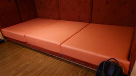 紅色小床,摩鐵,枕頭(翻攝自 爆廢公社)