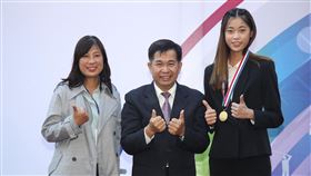 國光獎章頒獎  羅嘉翎出席跆拳道國手羅嘉翎（右）在東京奧運奪銅，3日出席110年國光體育獎章暨運動科學研究及發展獎勵頒獎典禮，身高183公分的她，穿著一雙小高跟鞋，在人群中更顯鶴立雞群。圖為羅嘉翎與教育部長潘文忠（中）等人合影。中央社記者張新偉攝  110年12月3日