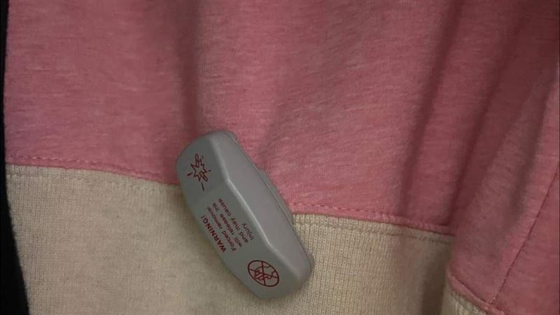 衣服防盜扣沒拆！網友急勸別暴力拆解