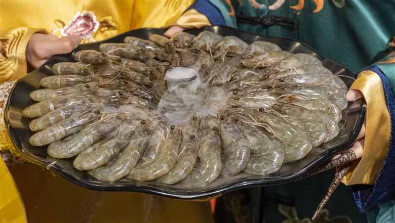 上衣穿四色任一色　爽吃鍋送十隻海蝦