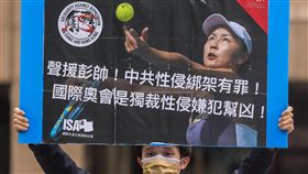 國際社會主義道路聲援彭帥（2）中國網球選手彭帥日前在社群媒體上指控中國前副總理張高麗曾對她性侵後銷聲匿跡。國際社會主義道路（ISA）28日在體育署前舉行記者會聲援彭帥，並控訴國際奧會是獨裁性侵嫌犯幫凶。中央社記者鄭清元攝  110年11月28日