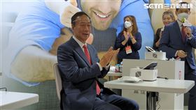 郭台銘挺自家富佳生技！親試口水機　喊：7歲的QQ都會用（圖／記者戴玉翔攝影）