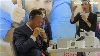 郭台銘親試口水機　喊：7歲QQ都會