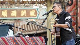 羅大佑「宜花東鹿」演唱會在鹿港天后宮前開唱。／myVideo提供